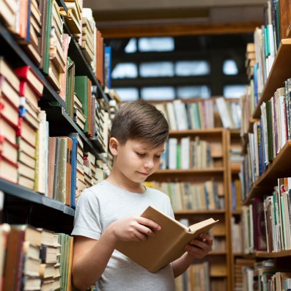 nino-angulo-lectura-biblioteca_23-2148469974